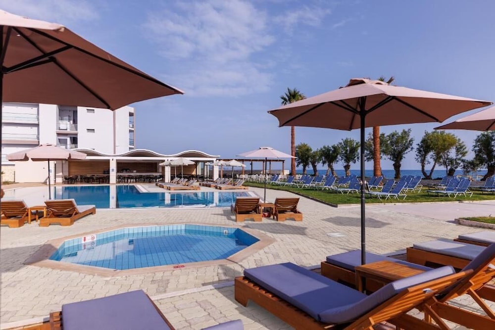 Malia Bay Beach Hotel & Bungalows — Swimming pool in Malia