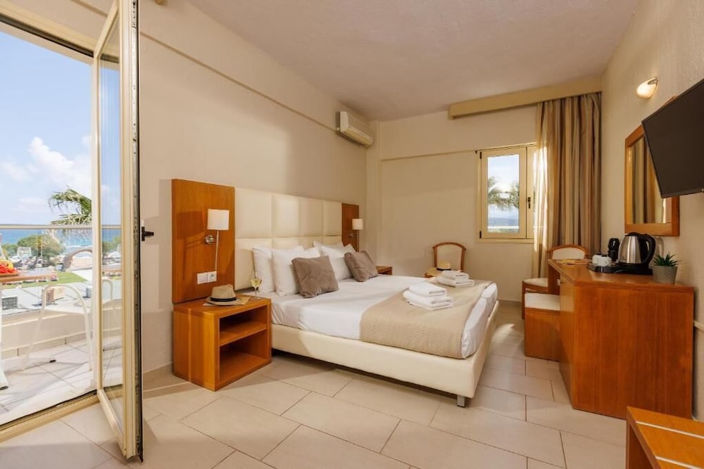 Malia Bay Beach Hotel & Bungalows — Hotel rooms in Malia
