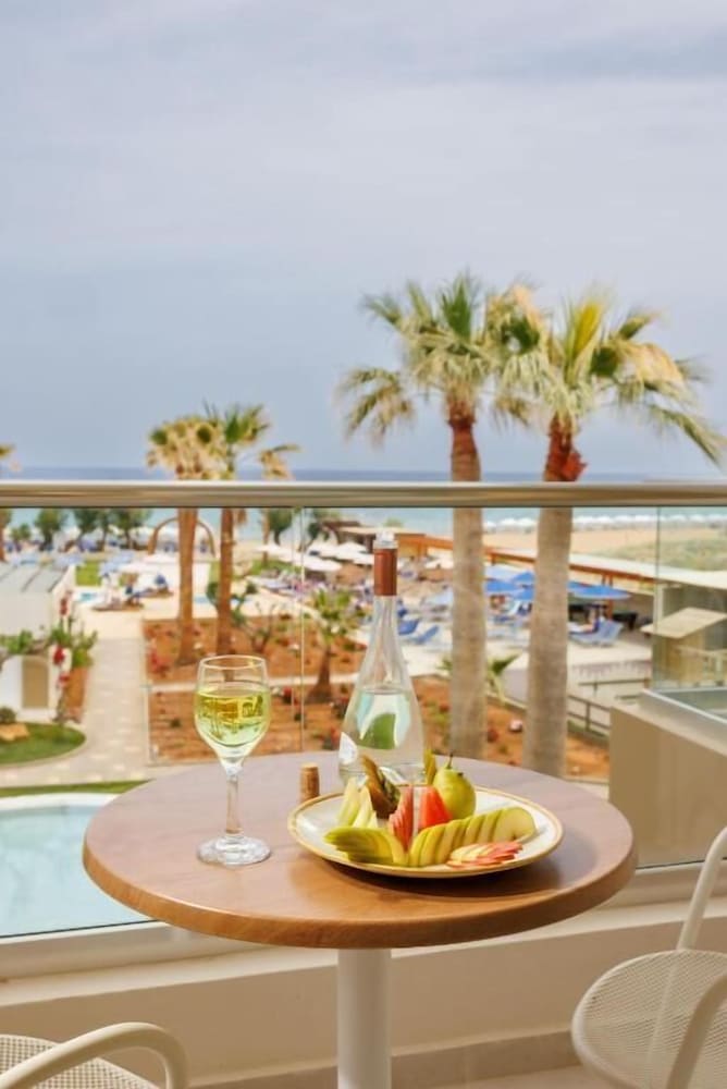 Malia Bay Beach Hotel & Bungalows — Hotel rooms in Malia