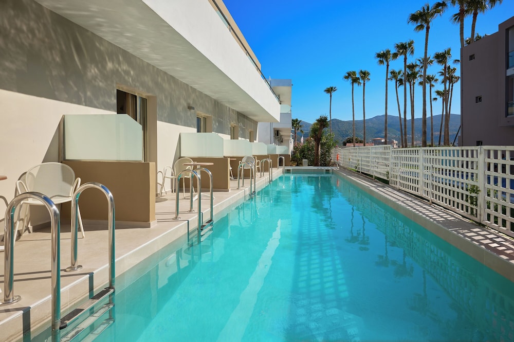 Malia Bay Beach Hotel & Bungalows — Swimming pool in Malia