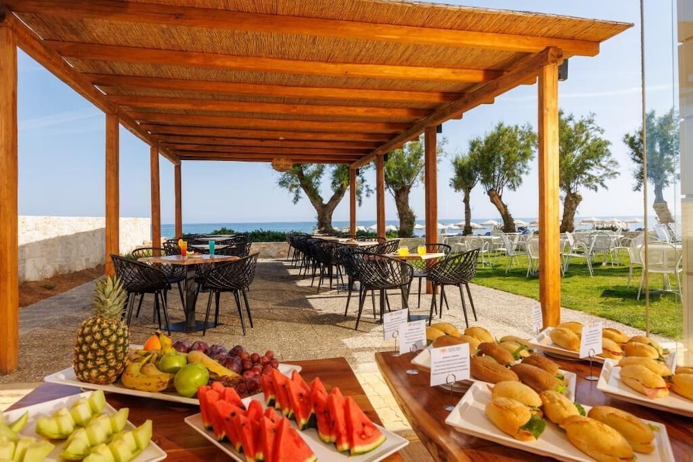 Malia Bay Beach Hotel & Bungalows — Restaurant & bars in Malia