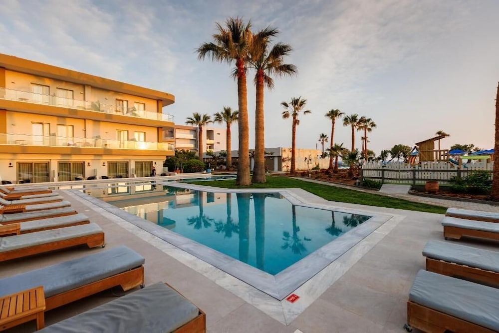 Malia Bay Beach Hotel & Bungalows — Swimming pool in Malia