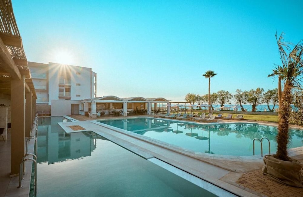 Malia Bay Beach Hotel & Bungalows — Swimming pool in Malia