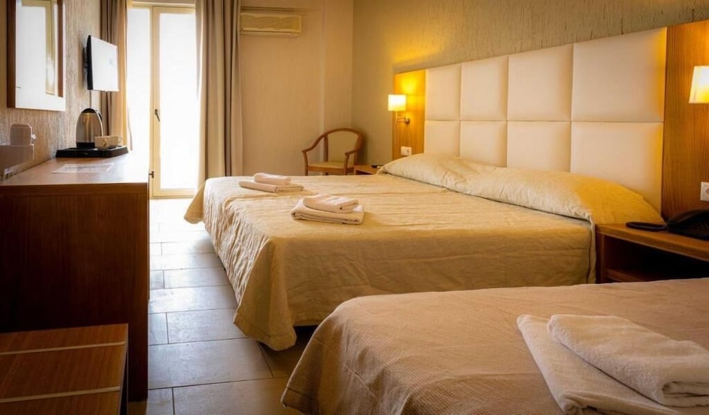 Malia Bay Beach Hotel & Bungalows — Hotel rooms in Malia