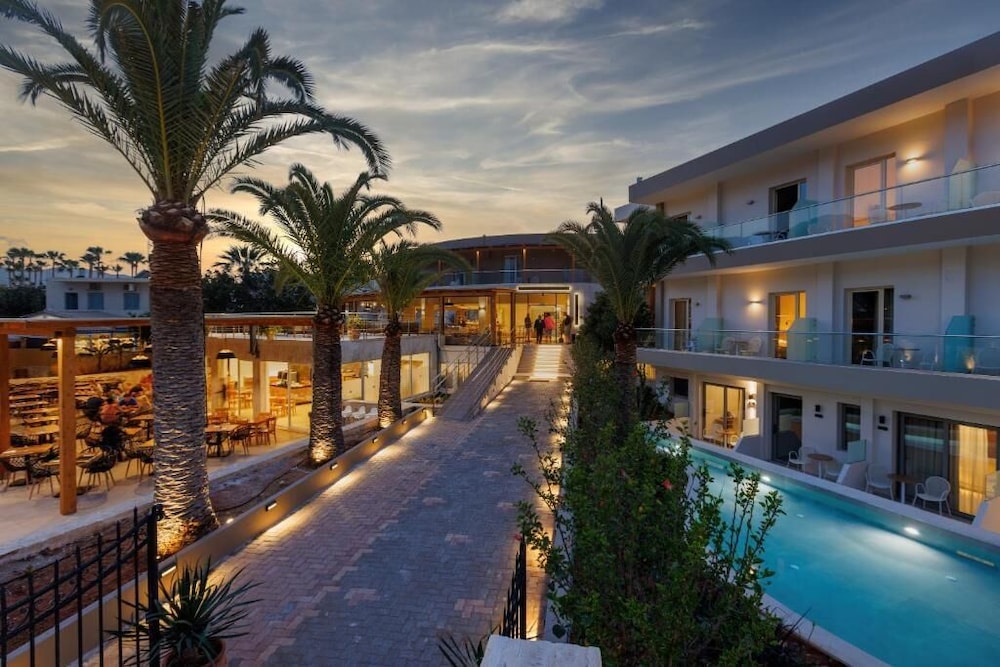 Malia Bay Beach Hotel & Bungalows — Hotel building in Malia