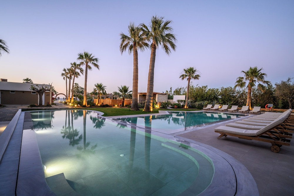 Malia Bay Beach Hotel & Bungalows — Swimming pool in Malia