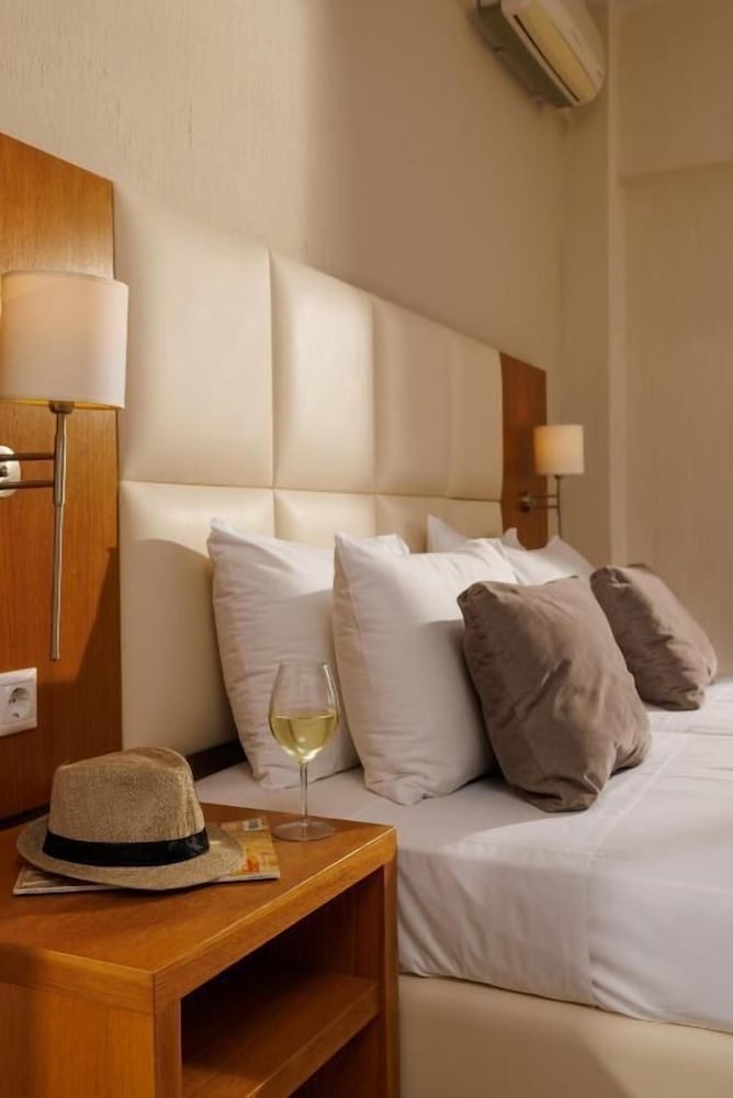 Malia Bay Beach Hotel & Bungalows — Hotel rooms in Malia