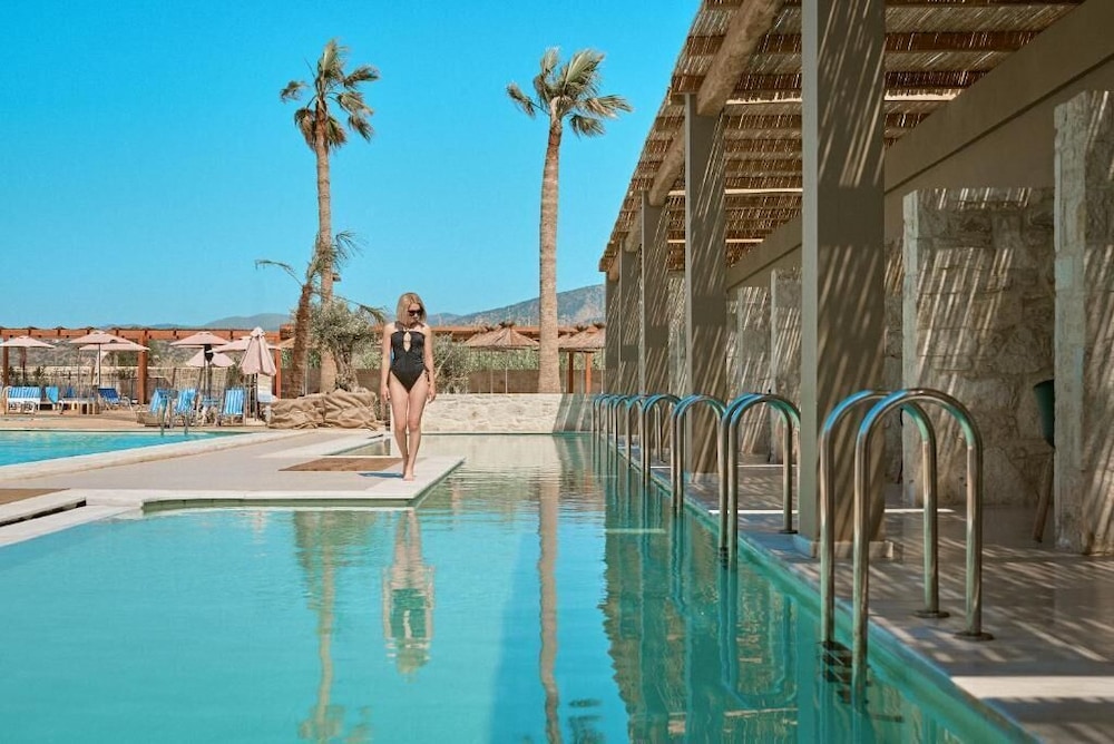 Malia Bay Beach Hotel & Bungalows — Swimming pool in Malia