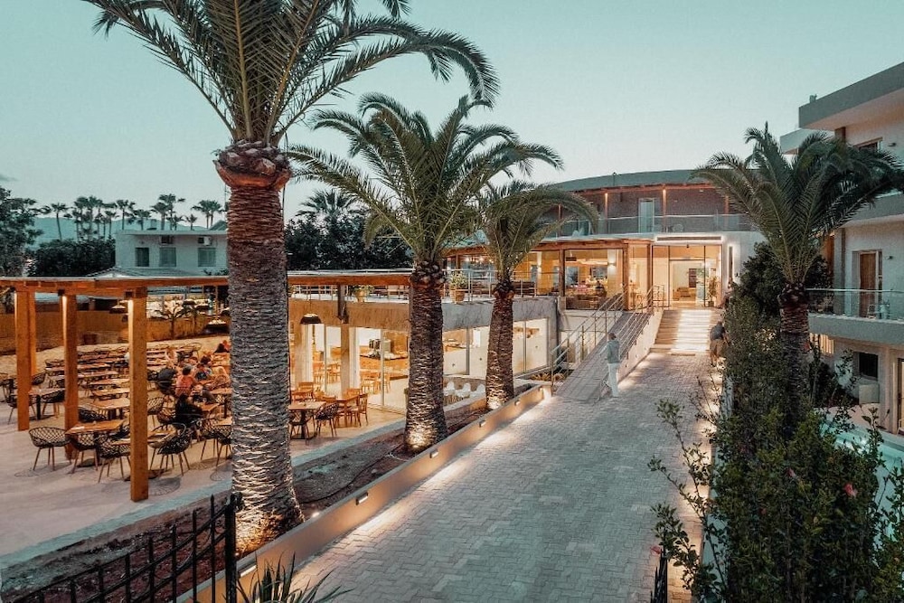 Malia Bay Beach Hotel & Bungalows — Hotel building in Malia
