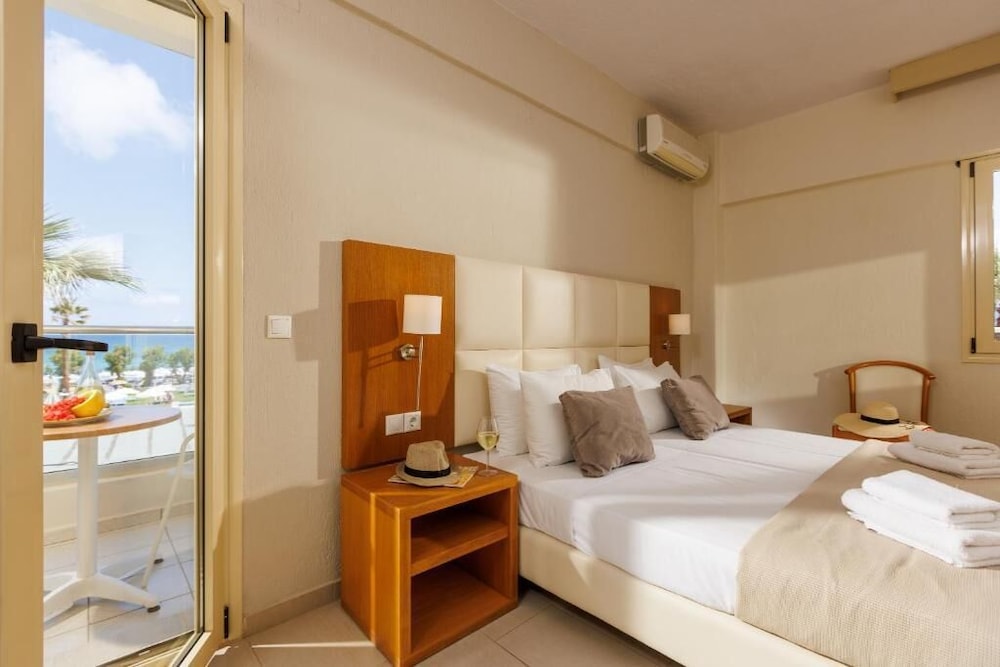 Malia Bay Beach Hotel & Bungalows — Hotel rooms in Malia