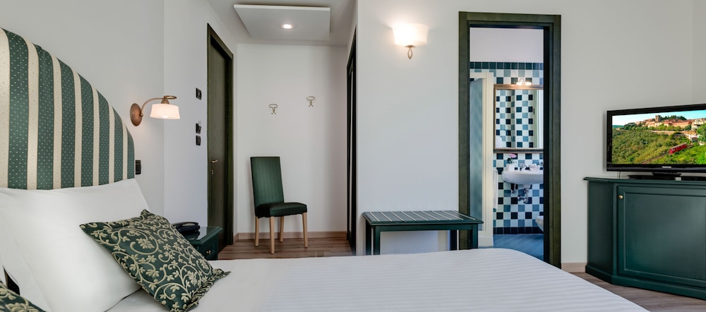 Hotel Da Vinci — Hotel rooms in Montecatini Terme, Tuscany