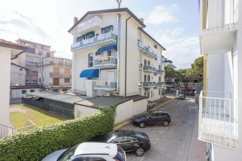 Hotel Diana — Hotel building in Jesolo, Veneto