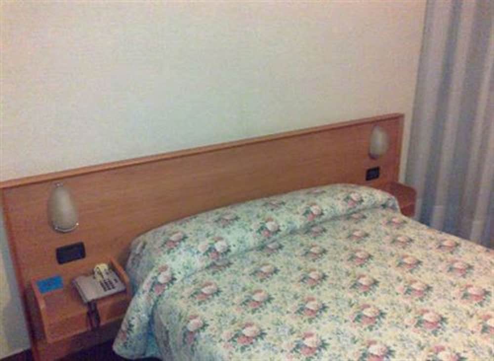 Hotel Engadina — Hotel rooms in Como, Lombardy