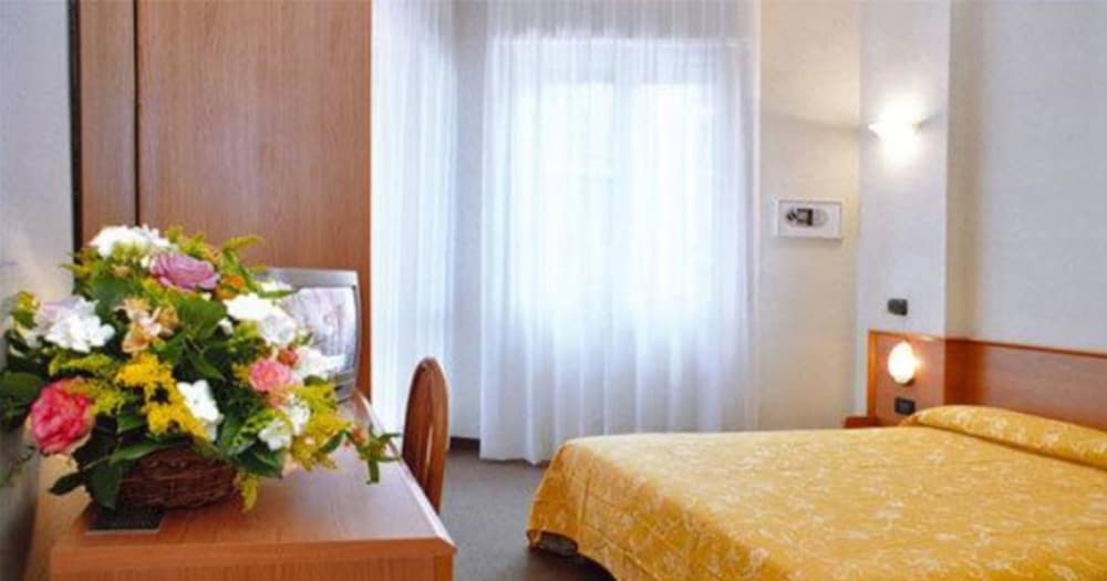Hotel Engadina — Hotel rooms in Como, Lombardy