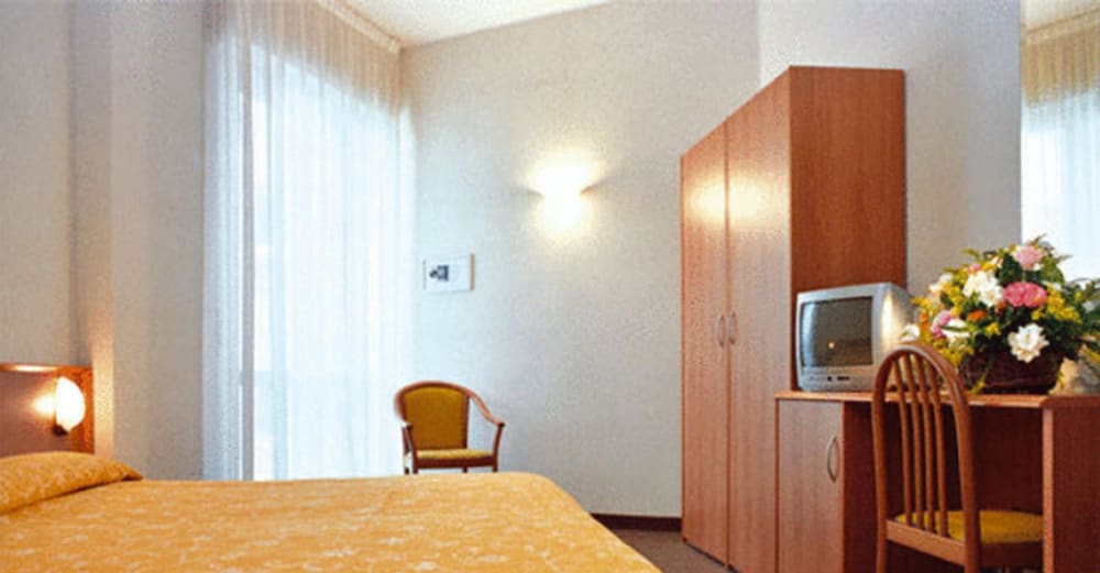 Hotel Engadina — Hotel rooms in Como, Lombardy