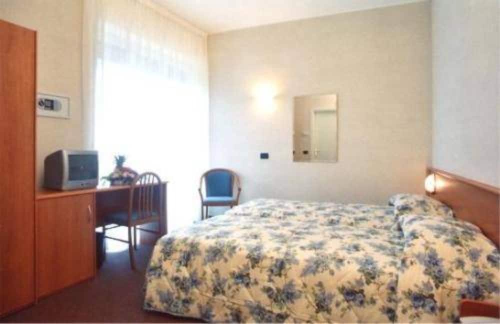 Hotel Engadina — Hotel rooms in Como, Lombardy