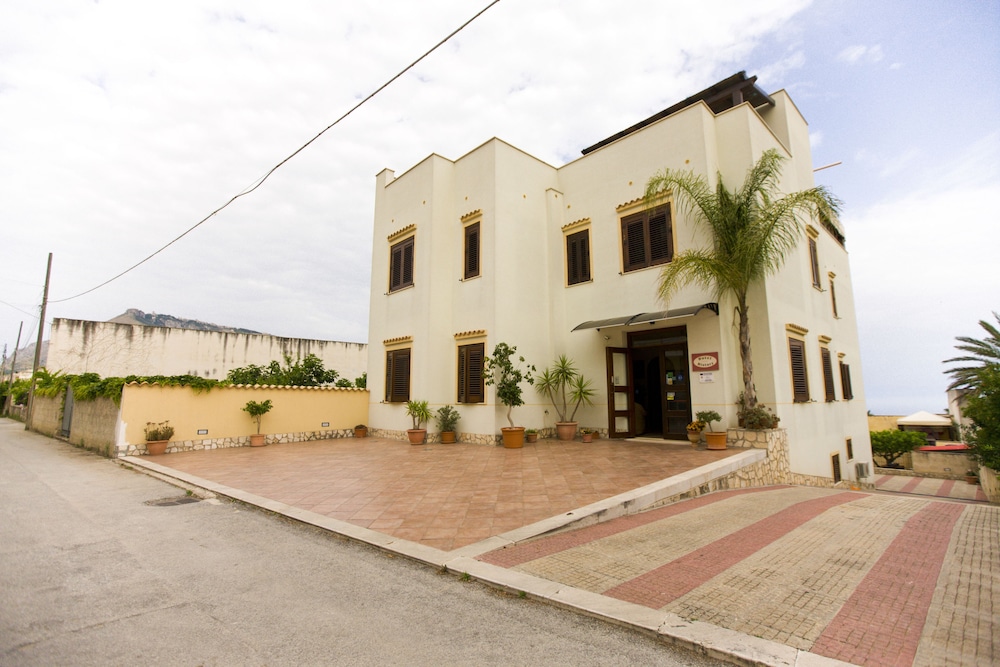 Hotel History — Hotel building in Valderice, Sicily