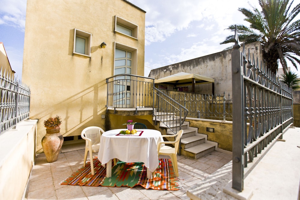 Hotel History — Hotel building in Valderice, Sicily