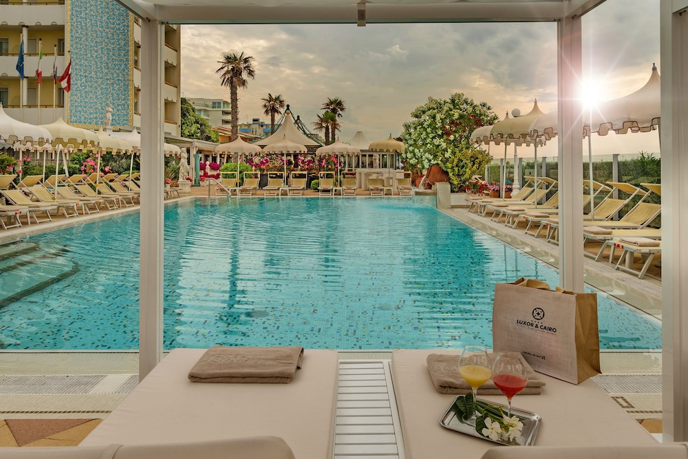 Luxor e Cairo The Beach Resort — Swimming pool in Jesolo, Veneto