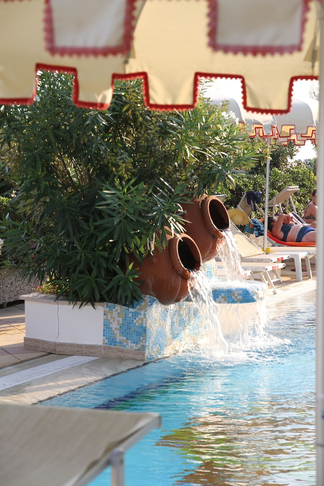 Luxor e Cairo The Beach Resort — Swimming pool in Jesolo, Veneto