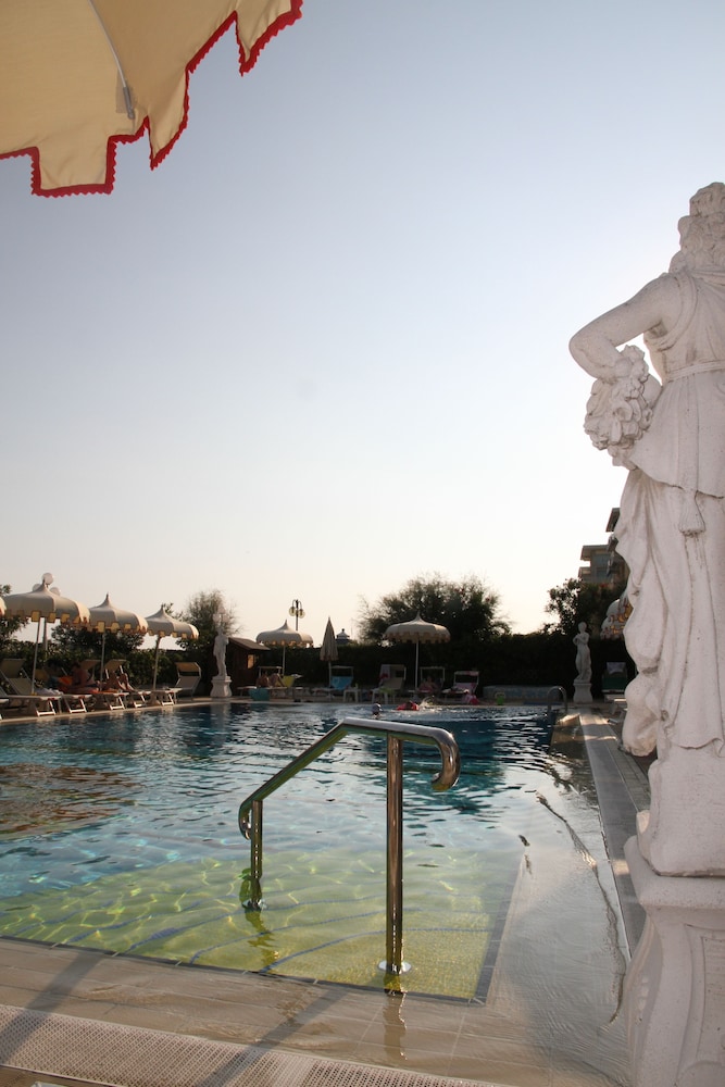 Luxor e Cairo The Beach Resort — Swimming pool in Jesolo, Veneto