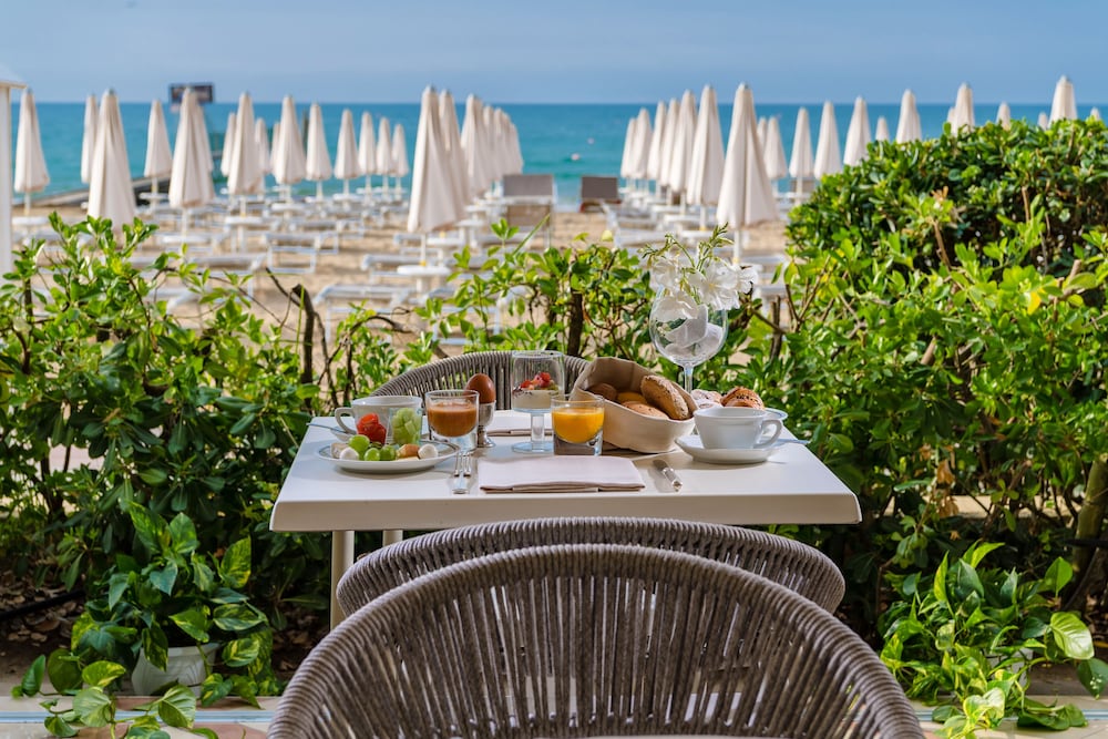 Luxor e Cairo The Beach Resort — Restaurant & bars in Jesolo, Veneto