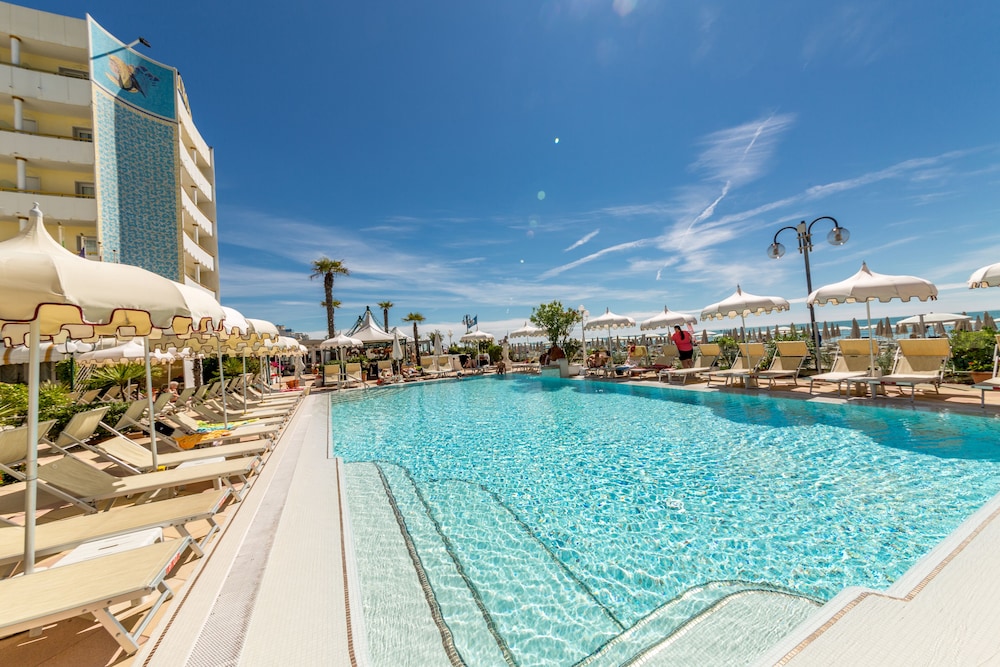 Luxor e Cairo The Beach Resort — Swimming pool in Jesolo, Veneto