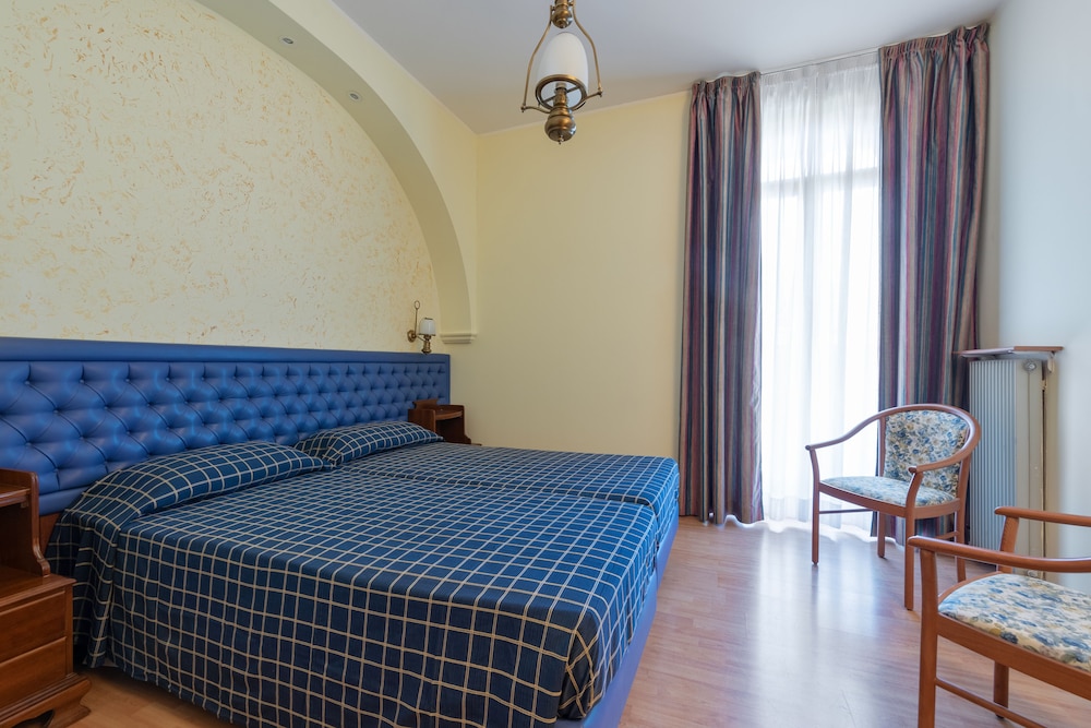 Hotel Malcesine — Hotel rooms in Malcesine, Veneto