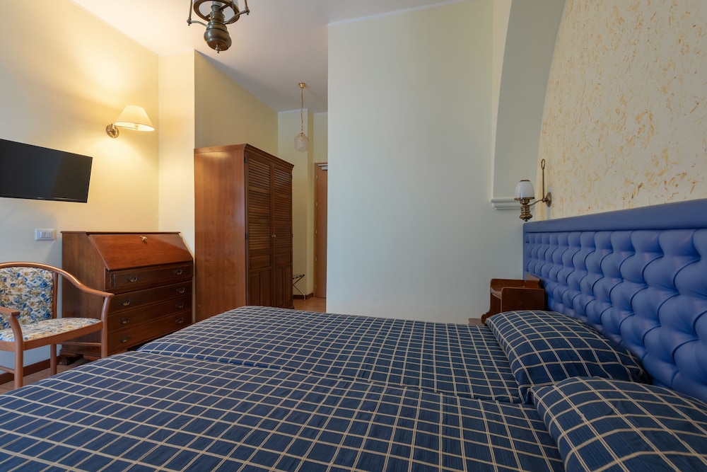 Hotel Malcesine — Hotel rooms in Malcesine, Veneto