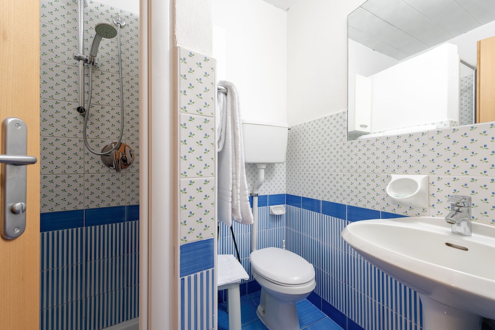Hotel Malcesine — Hotel rooms in Malcesine, Veneto