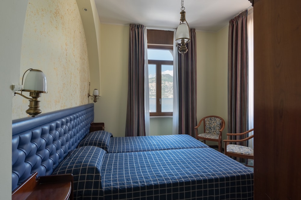 Hotel Malcesine — Hotel rooms in Malcesine, Veneto