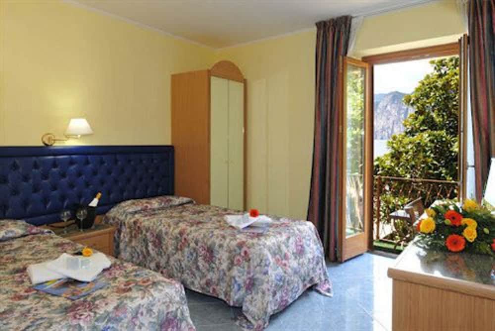 Hotel Malcesine — Hotel rooms in Malcesine, Veneto