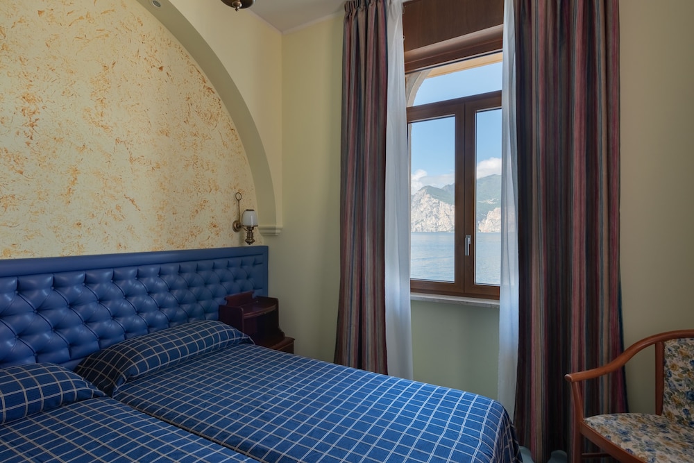 Hotel Malcesine — Hotel rooms in Malcesine, Veneto