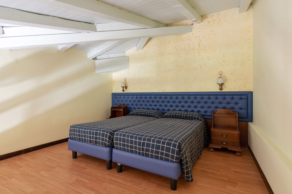 Hotel Malcesine — Hotel rooms in Malcesine, Veneto