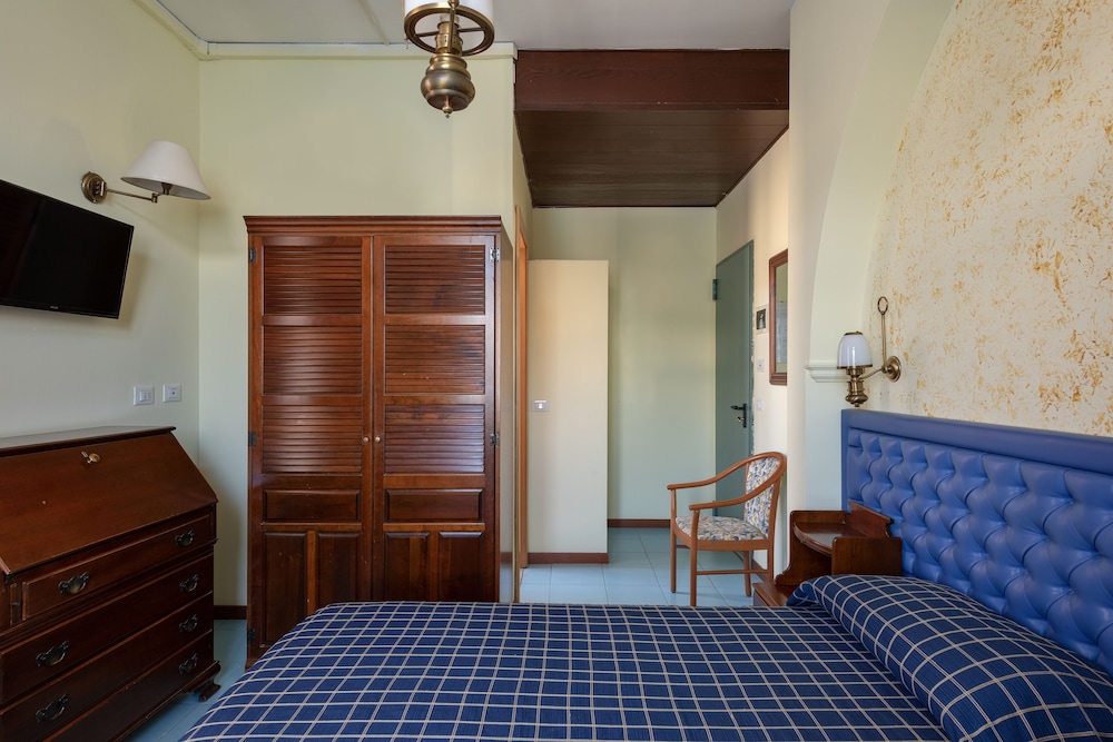 Hotel Malcesine — Hotel rooms in Malcesine, Veneto