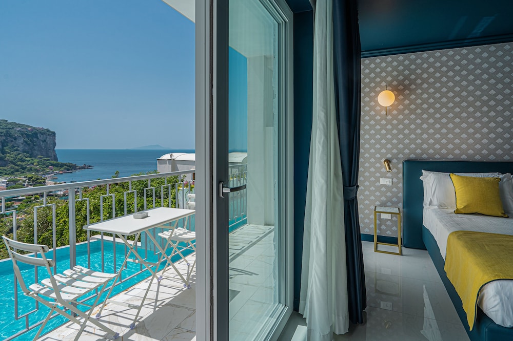 Hotel Mary — Hotel rooms in Vico Equense, Campania