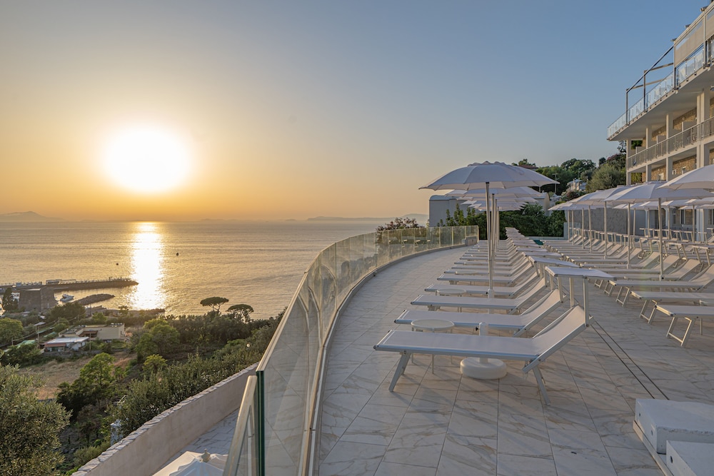 Hotel Mary — Hotel building in Vico Equense, Campania
