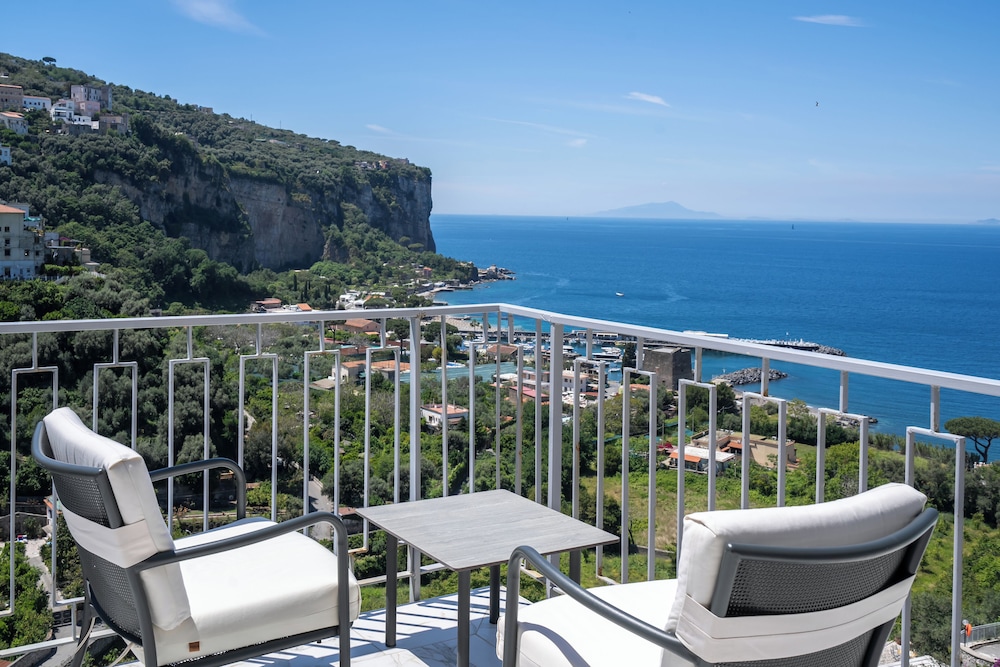 Hotel Mary — Hotel rooms in Vico Equense, Campania