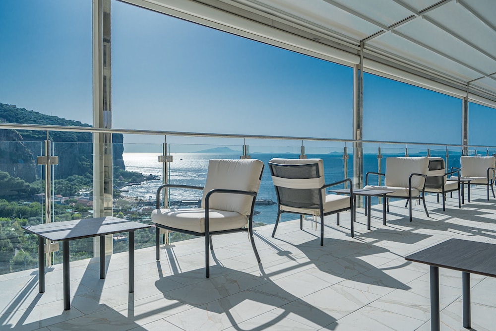 Hotel Mary — Hotel rooms in Vico Equense, Campania