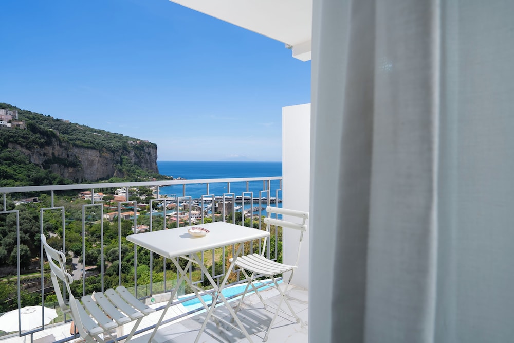 Hotel Mary — Hotel rooms in Vico Equense, Campania