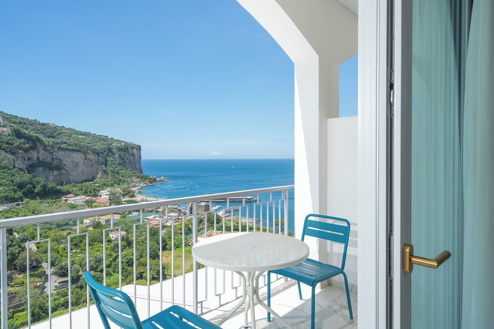 Hotel Mary — Hotel rooms in Vico Equense, Campania