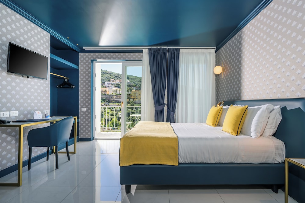 Hotel Mary — Hotel rooms in Vico Equense, Campania
