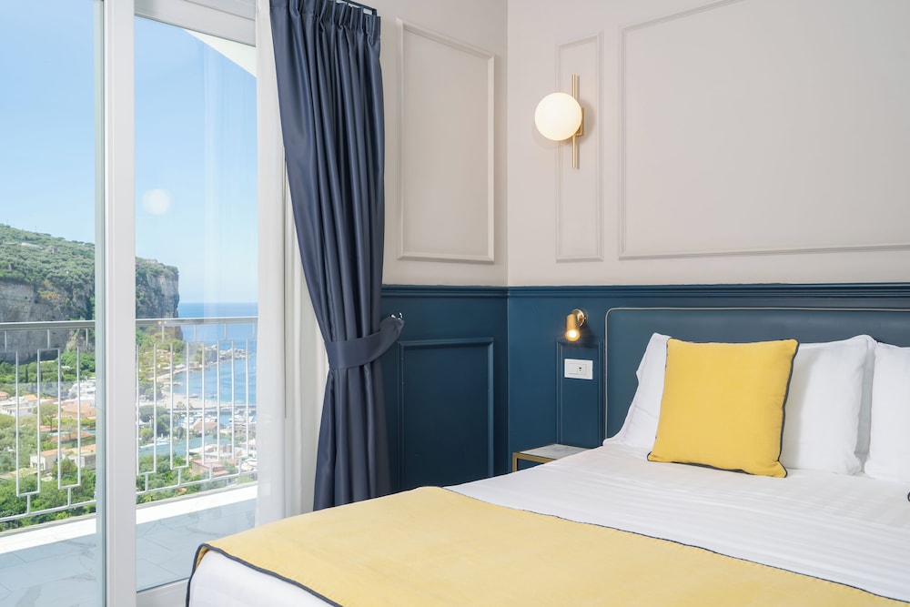 Hotel Mary — Hotel rooms in Vico Equense, Campania
