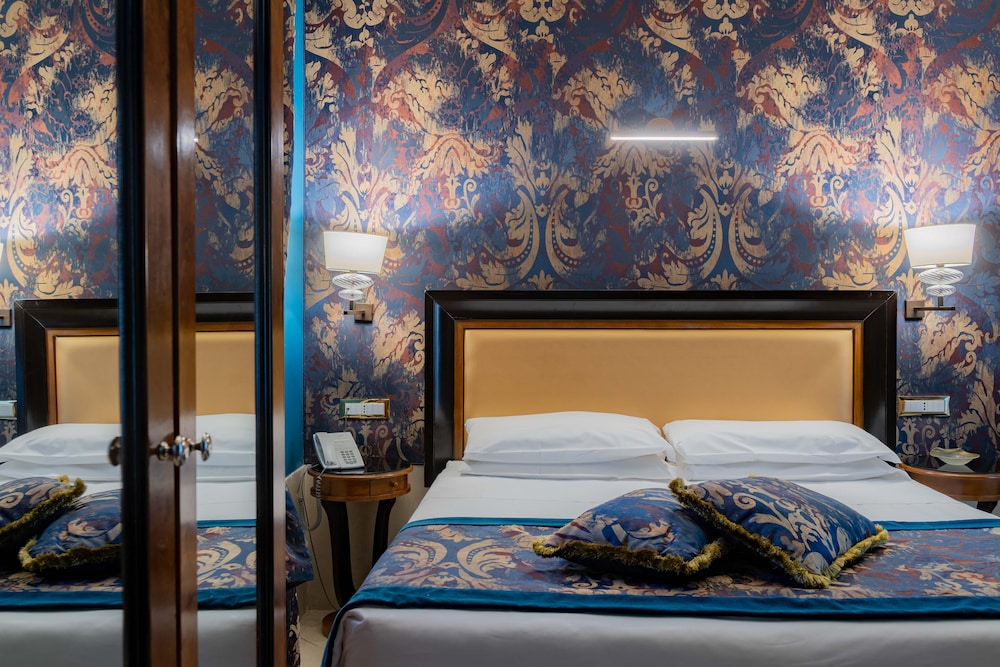 Hotel Paganelli — Hotel rooms in Venice, Veneto