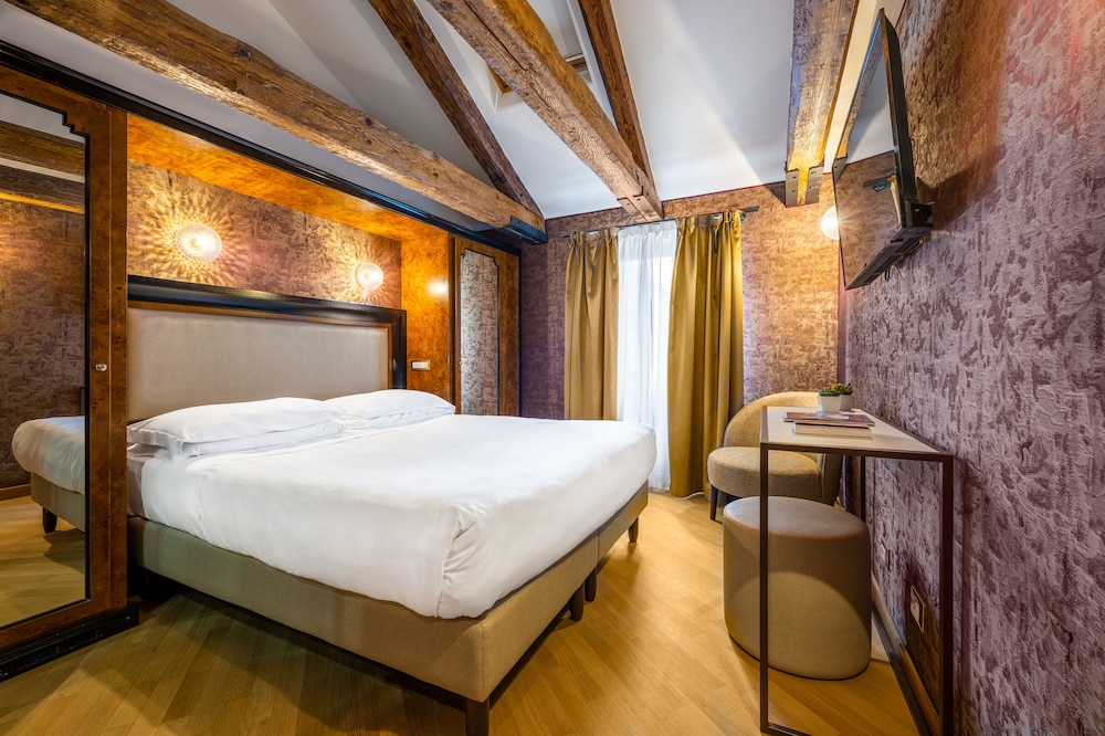 Hotel Paganelli — Hotel rooms in Venice, Veneto