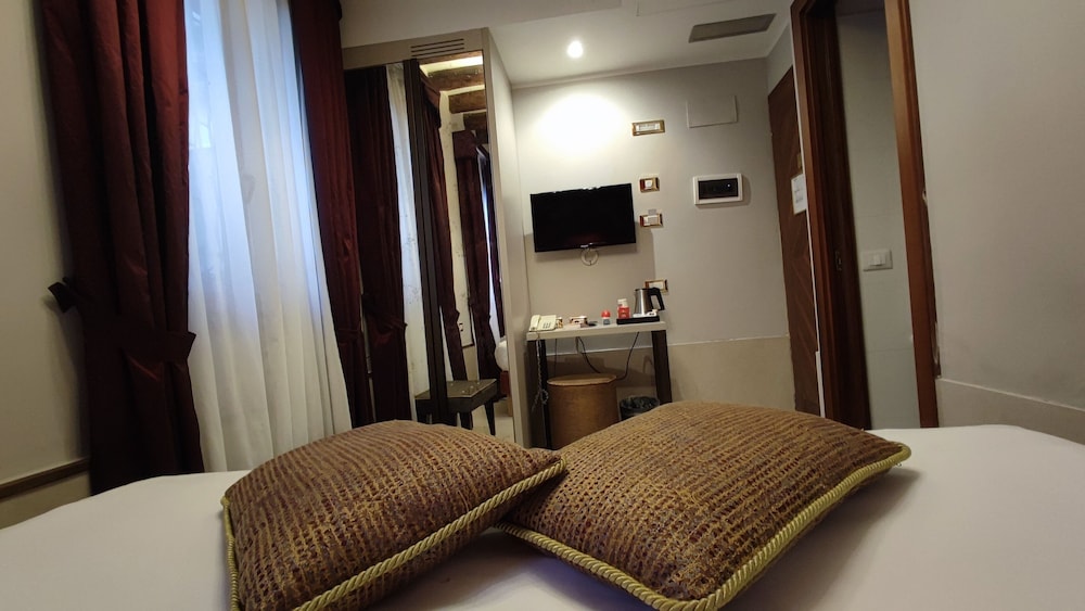 Hotel Paganelli — Hotel rooms in Venice, Veneto