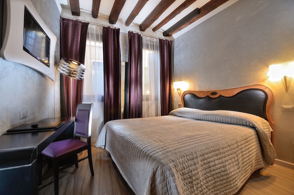 Hotel Paganelli — Hotel rooms in Venice, Veneto