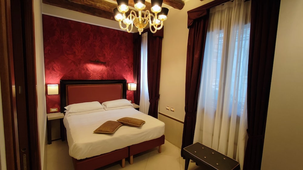 Hotel Paganelli — Hotel rooms in Venice, Veneto