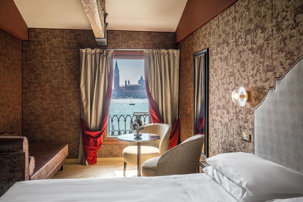 Hotel Paganelli — Hotel rooms in Venice, Veneto