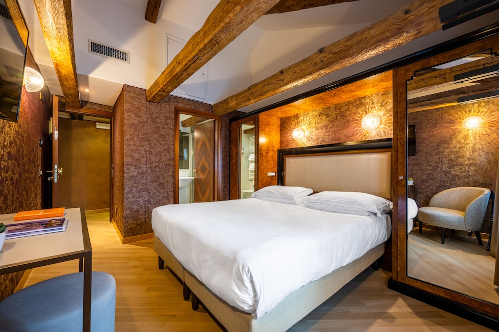 Hotel Paganelli — Hotel rooms in Venice, Veneto